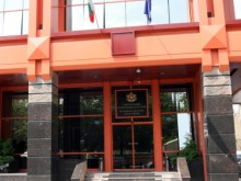 Властта масово забравя за имането на съпругите