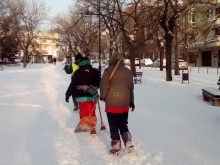 Връчват метли на майки, изоставили децата си