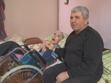 Трогателна история за пловдивчанин, посветил живота си на болната си съпруга