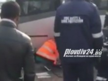 Извънредно: Мъж се озова под автобус в Пловдив, пожарникари вадят тялото!