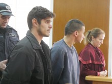 Вижте двама от наглите, нахлували маскирани и обирали магазини в Пловдив