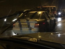 Жена загина, след като лампи и мазилка паднаха върху автомобил в тунела "Ечемишка“