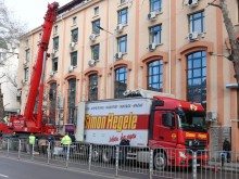 Очевидец: Голям кран стоварва нещо по "Васил Априлов", задръстването е кошмарно