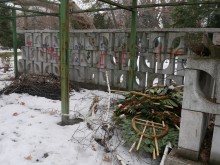 Цветята за капитан Бураго отидоха на боклука