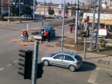 Продължава запълването на дълбоки дупки в район Южен