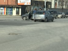 Две коли се удариха до магазин "Практикер"