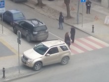 Наглец с джип едва не блъсна пешеходец, после дори му се скара