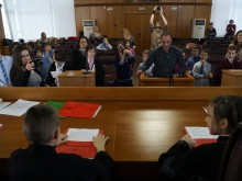 Третокласници от Пловдив станаха съдии за 1 час