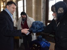 Изненадаха бездомници, живеещи в Централна гара Пловдив