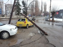 ТИР бутна дървен стълб върху такси