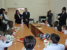 "Малките ангелчета" от ЦДГ "Мая" поздравиха администрацията на район "Южен"