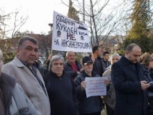 Куклен излезе на протест срещу изграждането на инсинератор за човешки тленни останки