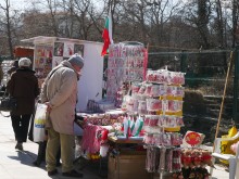 Пловдивчани извадиха трибагрениците, мартенички делят сергии със знамената