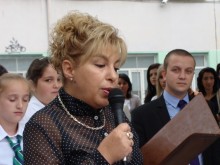 Директорката на Лиляната проговори за циничната десетокласничка, попитала учителката си за мъжкия полов член
