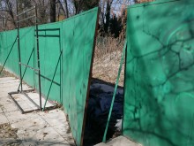 Оградата на разкопките пред Пощата зейна, чака любопитни