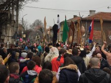 Кукери се впуснаха в гонитба на злите духове в Първенец