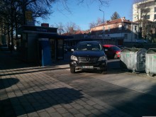 Ядосана дама към наглец: Със здраве да си караш джипа и дано за внуците ти някой да ремонтира булеварда