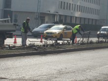 Кола помля разделителната ограда до Панаира