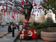 Гигантски Пижо и Пенда, прегърнати на пейка, се появиха в сърцето на Пловдив