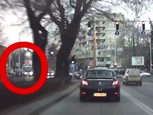 Следете внимателно маркирания обект в това видео! Възможно ли е да е истина?