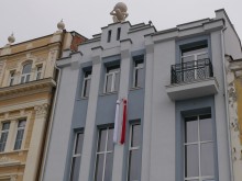 Гигантска мартеница украси фасадата на сграда на Главната
