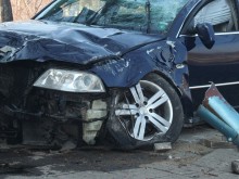Зрелищна катастрофа до мол "Пловдив", кола изхвърча в парк