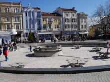 Фонтанът пред Общината се напълни с деца
