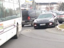 Сблъсък между "Порше" и автобус парализира кръговото на Водната палата