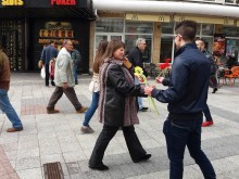 Празнично настроение в мрачния 8-и март за дамите в центъра на Пловдив