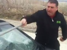 Луд собственоръчно потроши мерцедеса си: "Караитиси обикновените коли!"