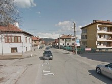 Шофьор се опита да избяга от полицаи и се заби в къща
