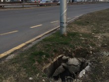 Мъж заплаши да "падне" в шахта