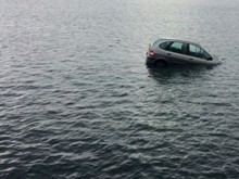 Разсеян варненец забрави да дръпне ръчната и колата му се озова в морето