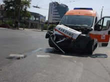 Линейка катастрофира в Пловдив на път за друг инцидент!