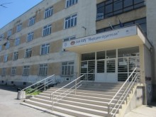 Приемна майка наби момиче пред столично училище