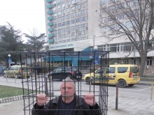 Варненец съди болница за задържането му в психиатрията