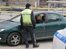Руса пловдивчанка сгази закона на 5 метра от полицай, вижте обаче как се намеси колегата му!