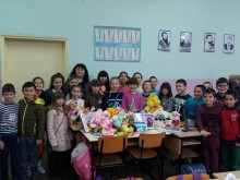 Дечица от Пловдив дариха своите играчки и парички
