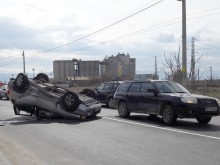 Зрелищна катастрофа в Труд с 3 автомобила, единият е по таван!
