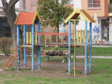 Детската площадка край Новотела - дом за клошари!