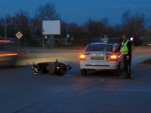 Извънредно: Автомобил отнесе моторист без каска на кръгово в Пловдив!