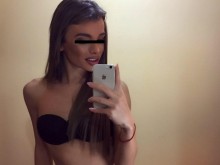 Абитуриент поиска да отиде с рокля на бала, сложи си сутиен