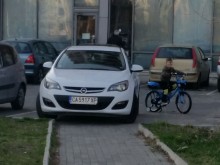 Внимание, блондинка зад волана!