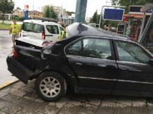 Млад мъж с БМВ се вряза в автобусна спирка на Пещерско шосе