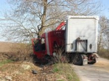 Пиян тираджия едва не се уби, след като катастрофира