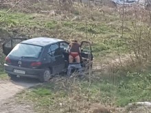 Млада дама със свалени панталони и по гащи втрещи Фейсбук