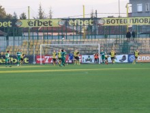 Свалиха плексигласа от пустеещата Южна трибуна в Коматево