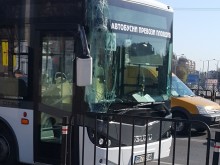 Свидетелка: Автобусът се вряза в рейс пред него на спирката, изпитах страх!