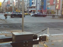Спират движението по "Шести септември", правят еластична прелезна настилка