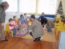 Децата от две детски градини в "Южен" получиха играчки